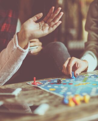 5 Social Games To Play With Friends When Bored