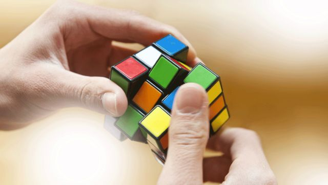 How do you solve a 3x3 cube puzzle